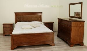 Letto classico matrimoniale in legno massiccio con pannello testiera imbottito in vera pelle